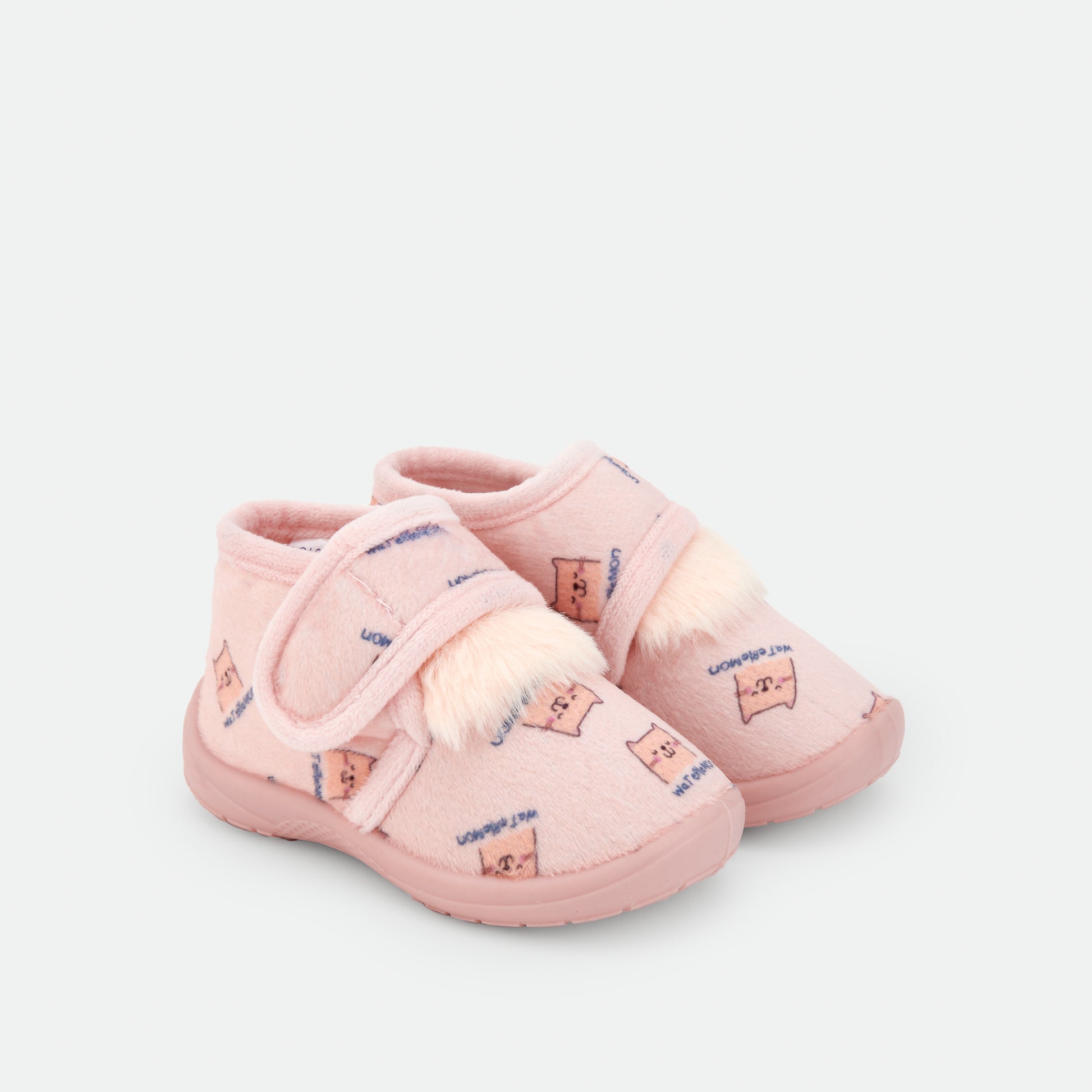 Pantufas cor-de-rosa com detalhes delicados e fecho de velcro.