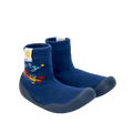 Pantufas tipo meia azul-escuras com sola escura e bordado de foguete, semelhantes às da imagem 2. Ideais para pequenos aventureiros.
