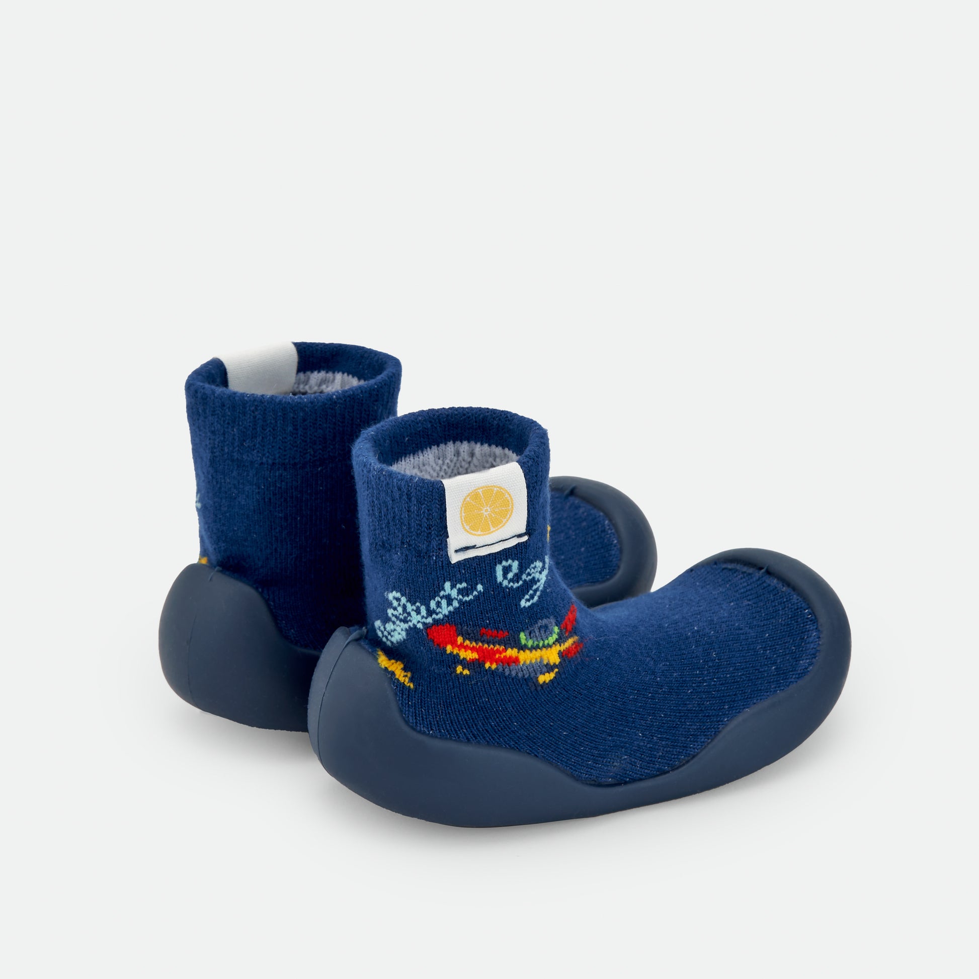 Calçado respeitador para bebé, totalmente azul marinho com sola escura. Este modelo é simples e elegante, oferecendo todo o conforto necessário para os pés do bebé.