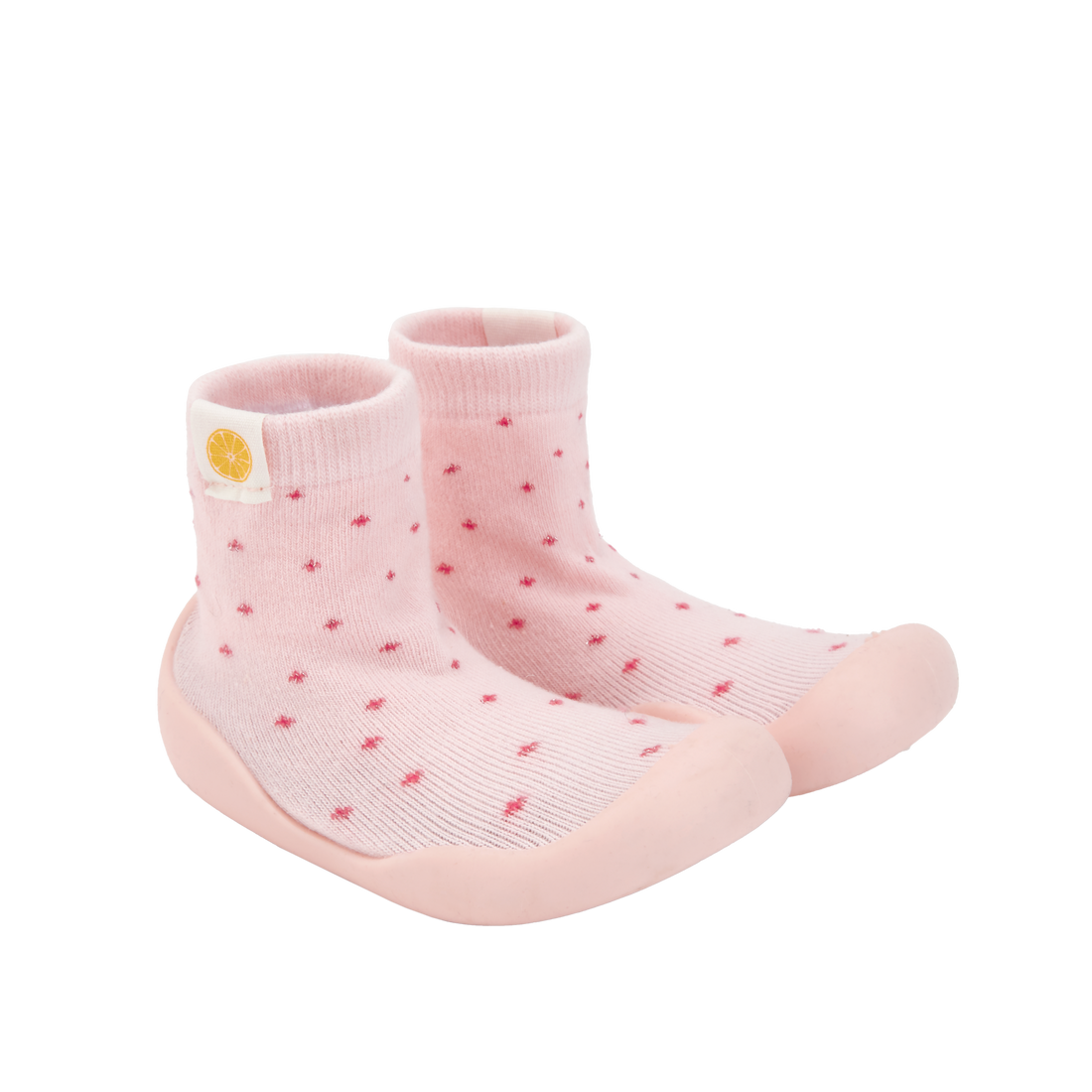 Pantufas tipo meia rosa-claro com sola rosa e pequenos corações vermelhos, iguais às da imagem 3. Uma opção doce e confortável para o dia a dia do bebé.
