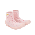 Pantufas tipo meia rosa-claro com sola rosa e pequenos corações vermelhos, iguais às da imagem 3. Uma opção doce e confortável para o dia a dia do bebé.
