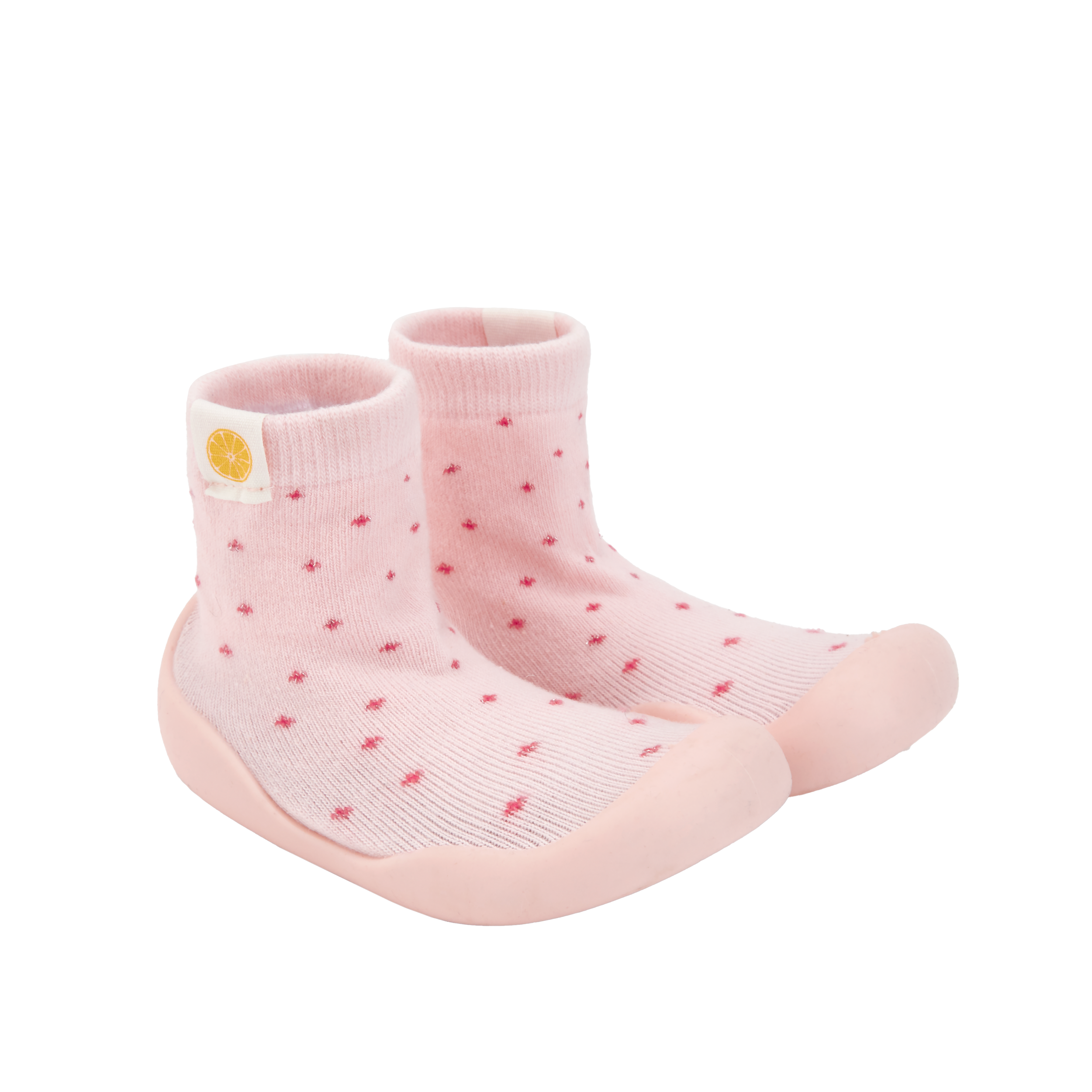 Pantufas tipo meia rosa-claro com sola rosa e pequenos corações vermelhos, iguais às da imagem 3. Uma opção doce e confortável para o dia a dia do bebé.
