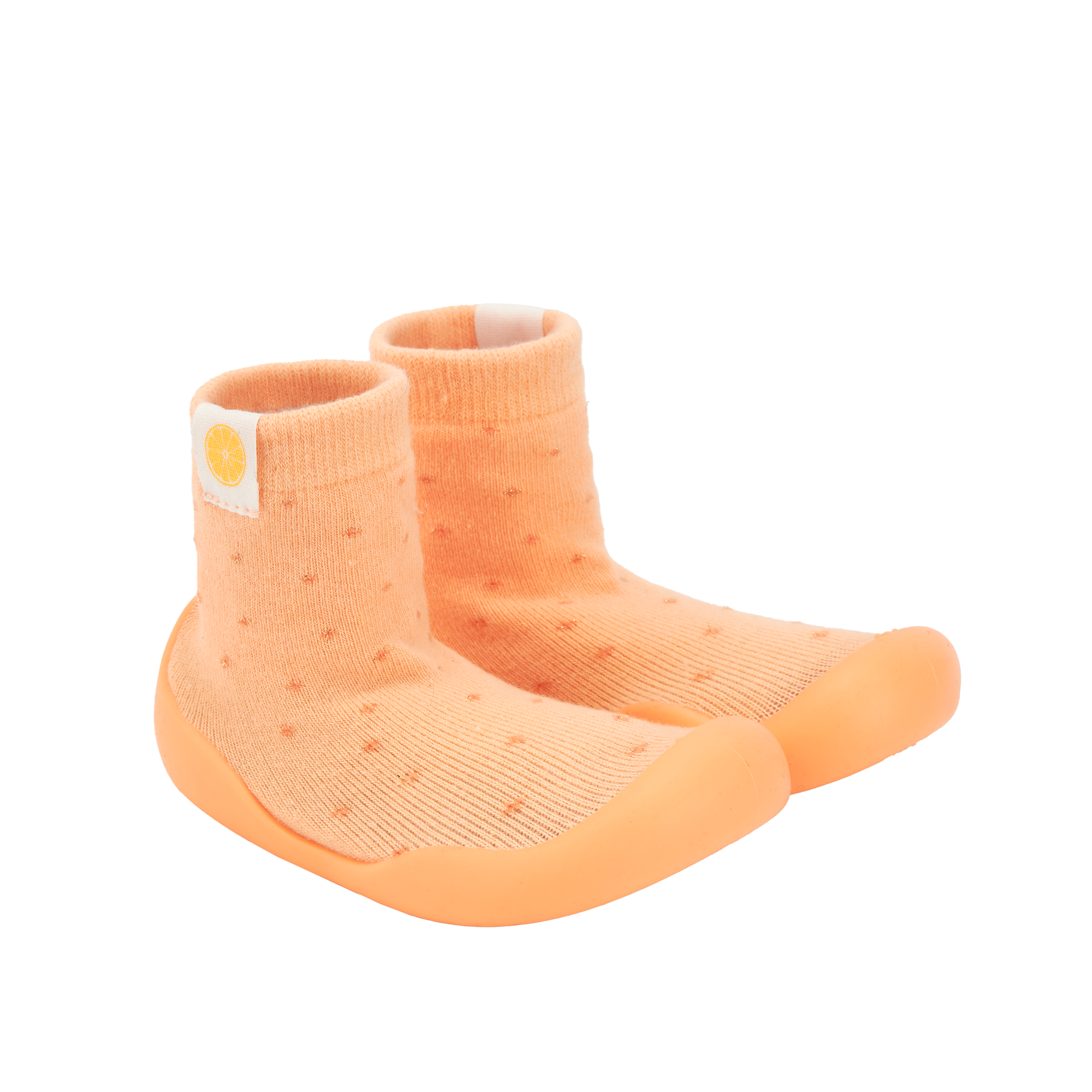 Pantufas tipo meia laranja com sola laranja, similares às da imagem 6. Confortáveis e maleáveis para o desenvolvimento saudável do pé.
