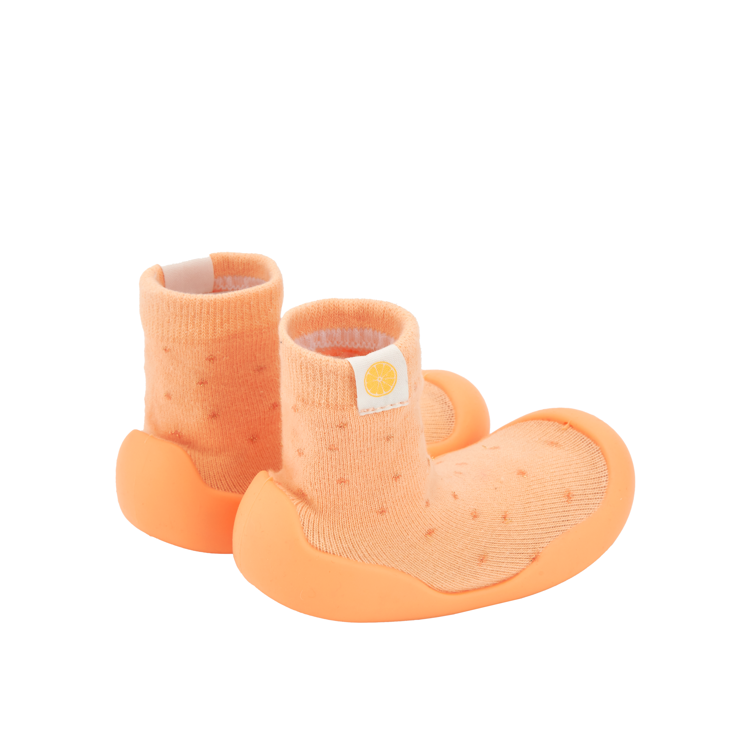 Pantufas tipo meia laranja-claro com sola laranja e pequenos detalhes perfurados na parte frontal. Design moderno e respirável para maior conforto.
