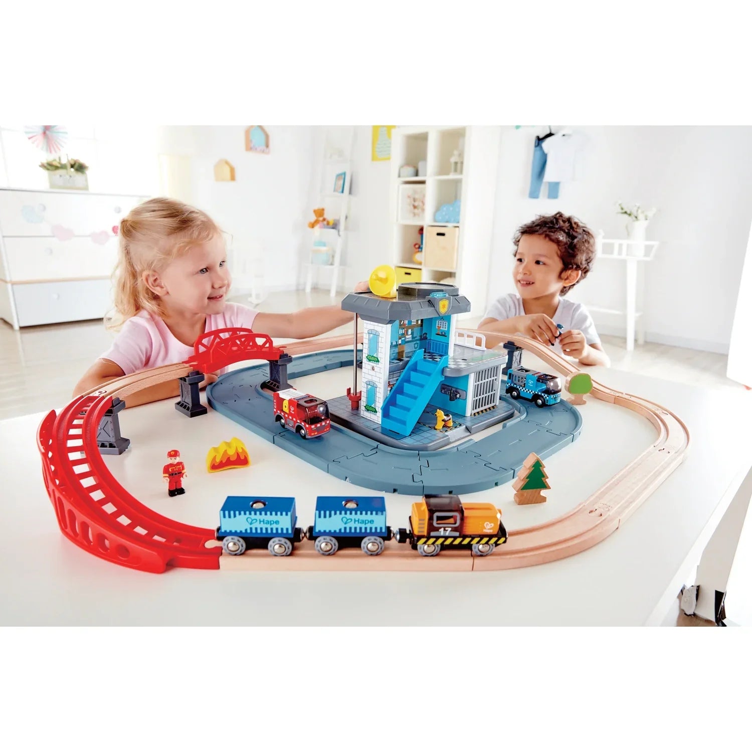 Hape Mega Kit Construção Estação dos Bombeiros e Polícia
