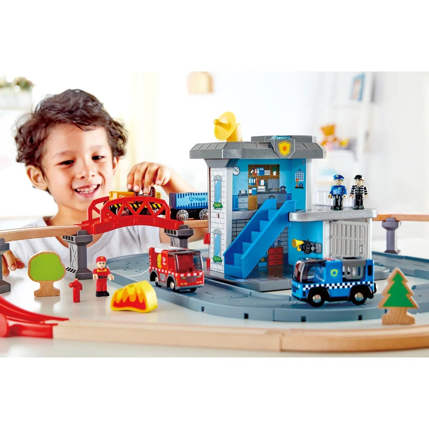 Hape Mega Kit Construção Estação dos Bombeiros e Polícia