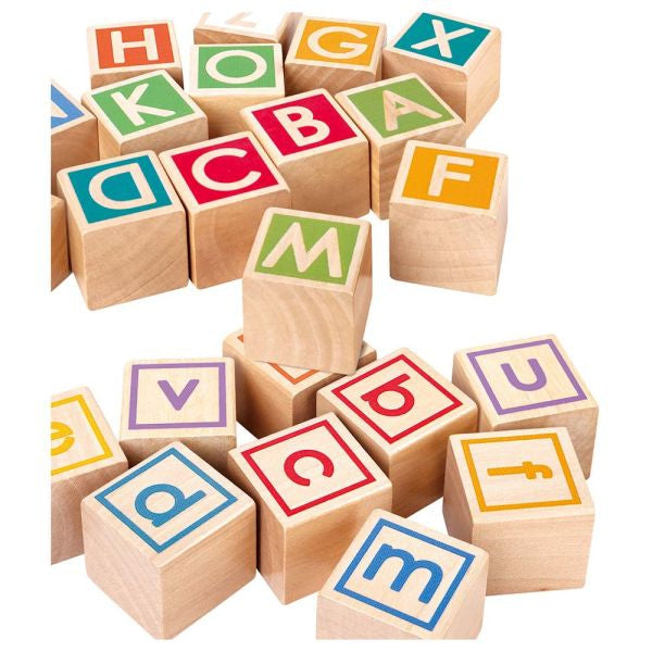 Detalhe dos blocos de madeira Hape, mostrando as letras coloridas do alfabeto em maiúsculas e minúsculas.