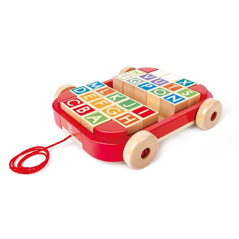 Vista de produto do carro de puxar Hape em madeira vermelha, com os blocos do alfabeto organizados no seu interior sobre um fundo branco.