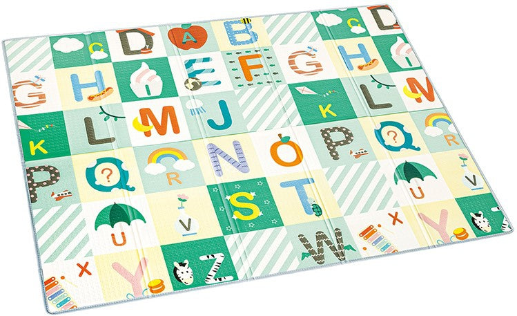 O Hape Tapete Dobrável aberto, exibindo o lado colorido com o alfabeto de A a Z e ilustrações divertidas para aprendizagem.