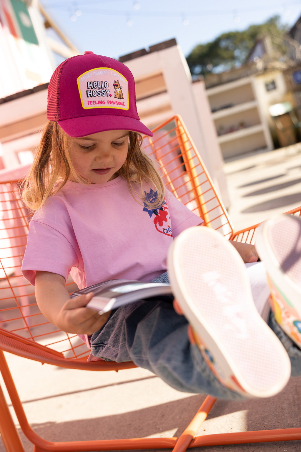 Boné trucker Pawsome da Hello Hossy, mais uma vista do modelo com aba curva