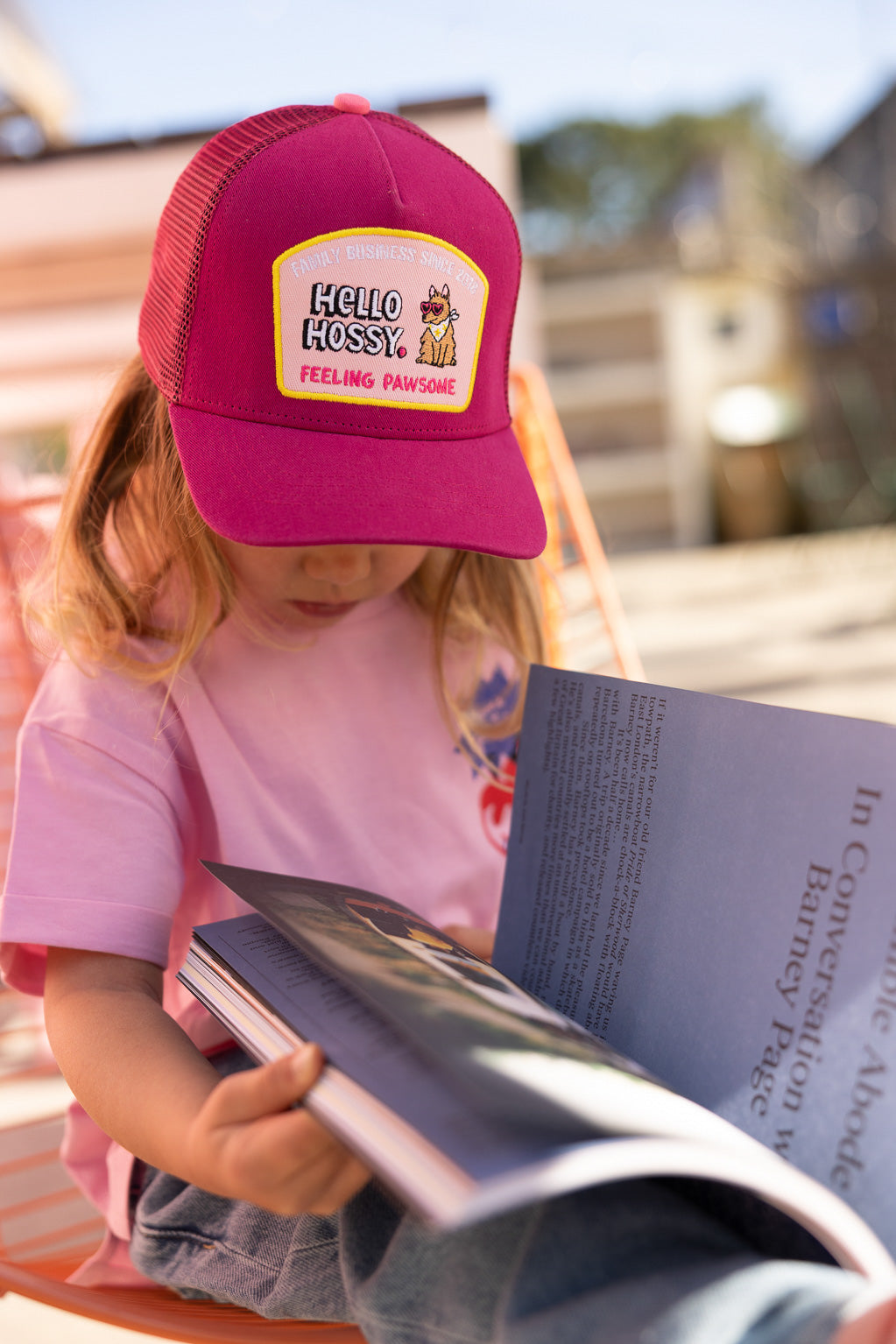 Pormenor do boné trucker Pawsome da Hello Hossy, modelo eco-responsável de rede atrás