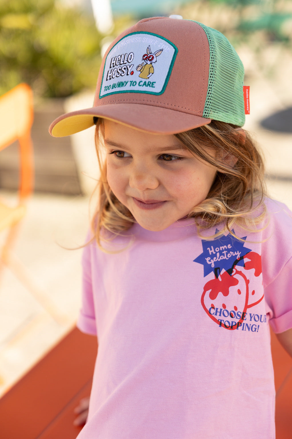 Pormenor do boné trucker Too Bunny da Hello Hossy, modelo eco-responsável de rede atrás