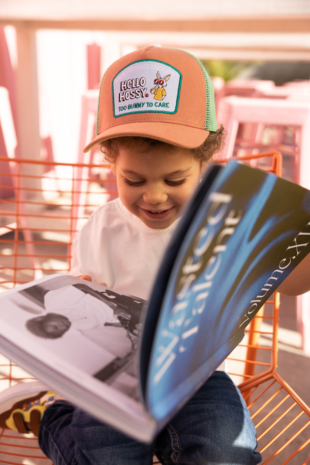 Boné trucker Too Bunny da Hello Hossy, mais uma vista do modelo com aba curva