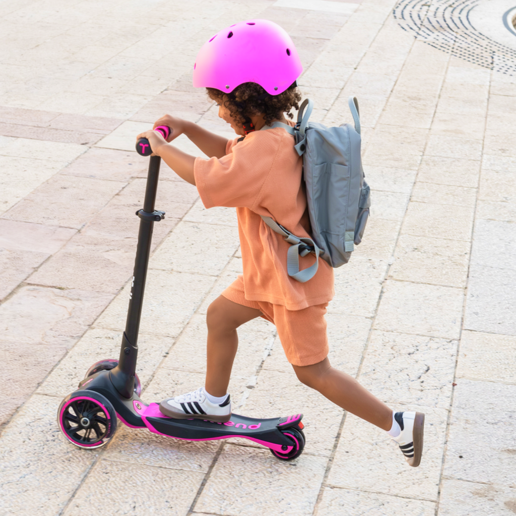 Criança a andar na trotinete Smartrike XTEND Scooter Rosa ao ar livre