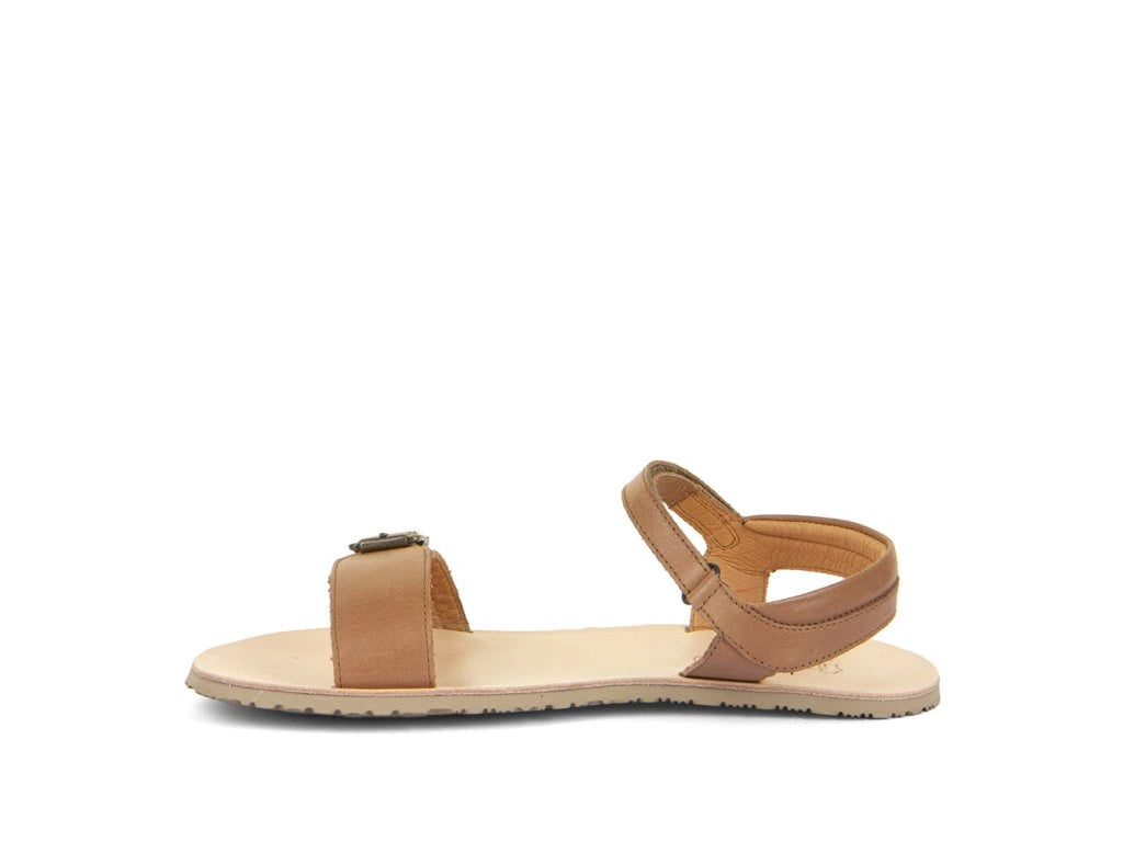 Sandália Froddo Barefoot cor cognac, vista lateral, realçando a sola Vibram Supernewflex de 6mm.