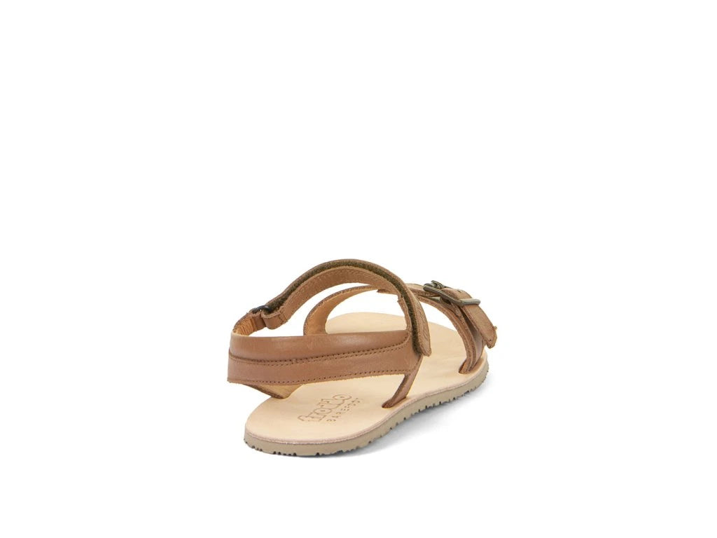 Sandália barefoot Froddo em cognac, vista traseira, com o detalhe do fecho ajustável e o logótipo na palmilha.