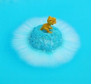 Figura de dinossauro dourado sobre uma bomba de banho azul efervescente, imersa em água azul clara.