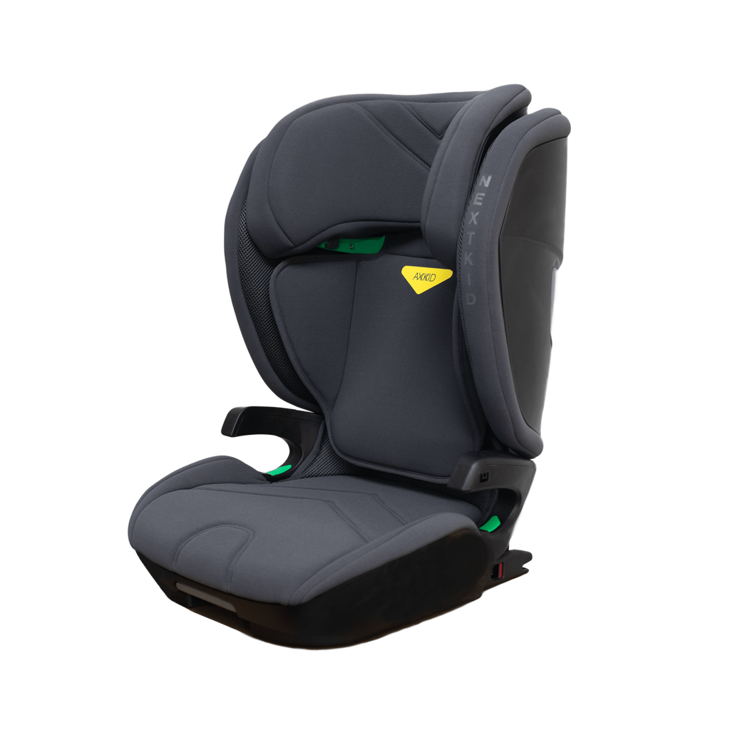 Cadeira auto Axkid Nextkid em cinzento escuro, vista de frente com foco na cabeceira ajustável.