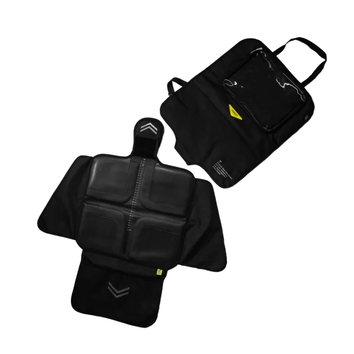 Capa protetora de banco Axkid 3 em 1 vista de cima, desdobrada, mostrando a secção do assento e do encosto com o bolso para tablet.