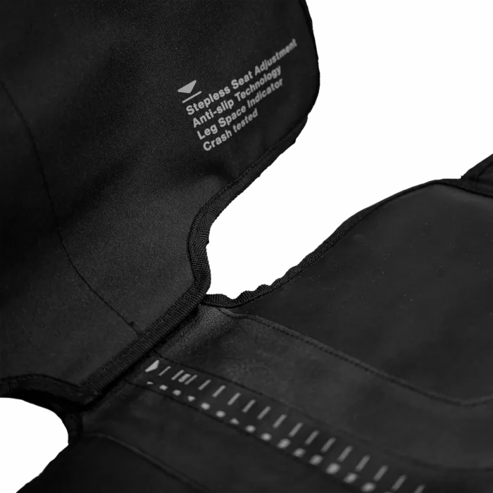 Detalhe da etiqueta na capa protetora Axkid 3 em 1, destacando 'Anti-slip Technology' e 'Crash tested'.