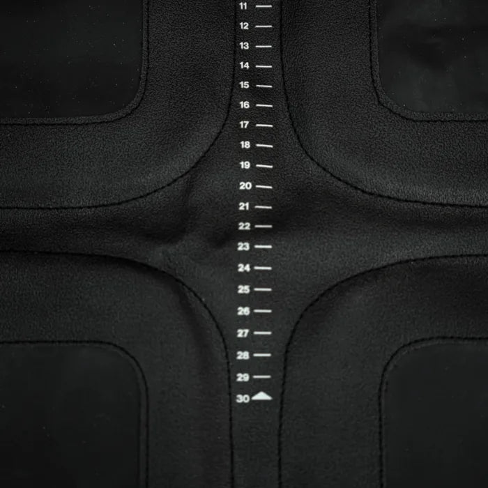 Detalhe da régua de medição e das almofadas antiderrapantes na secção do assento da capa protetora Axkid 3 em 1.