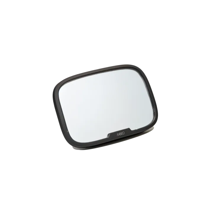 Espelho retrovisor de carro Axkid com moldura preta, focado no vidro refletor.