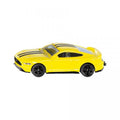 Vista lateral de uma miniatura de carro desportivo FORD MUSTANG GT da SIKU, em cor amarela vibrante com faixas pretas no capô e tejadilho, exibindo jantes pretas.
