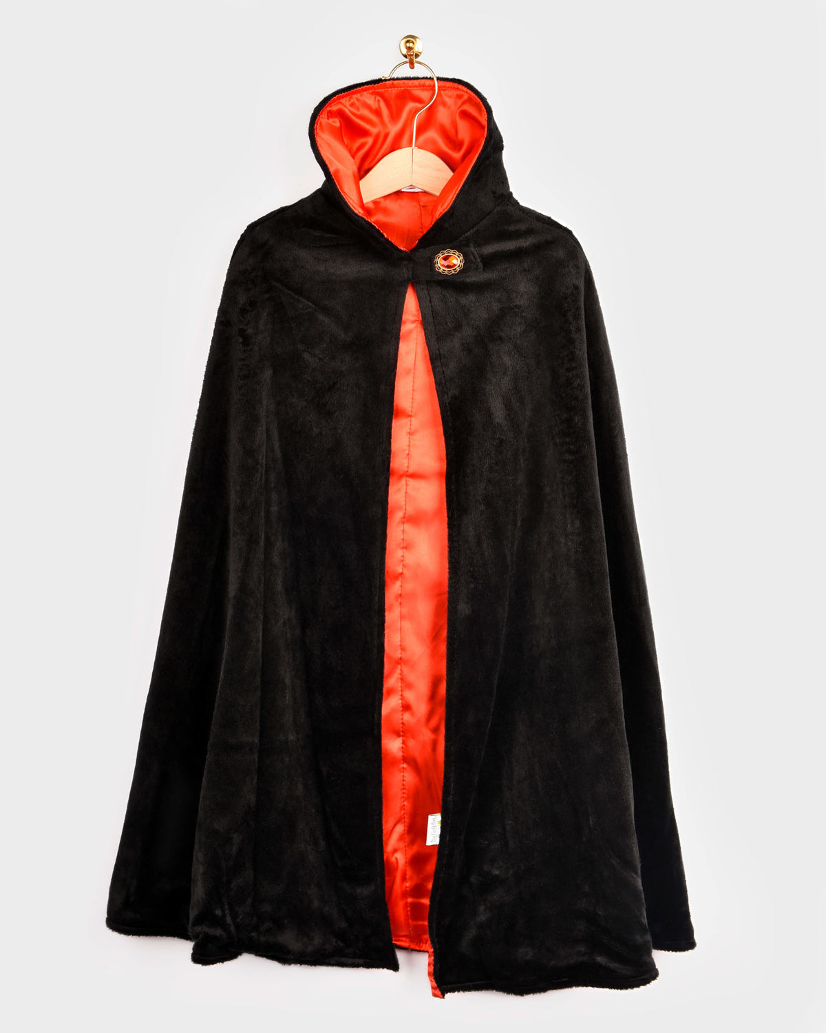 Capa de vampiro preta com forro de cetim vermelho e gola alta da Den Goda Fen, disfarce de Halloween
