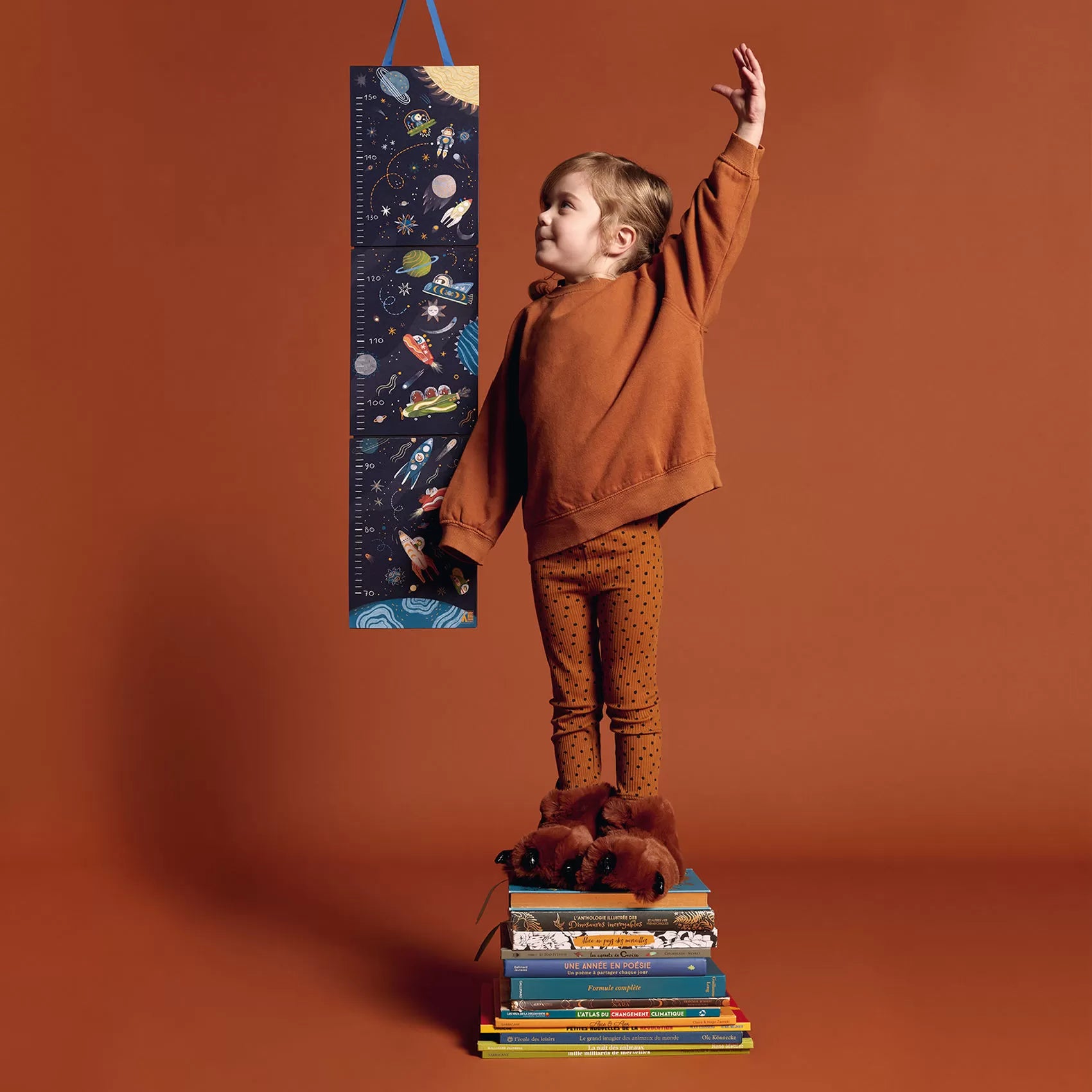 Detalhe da tabela de altura Djeco Espaço, mostrando autocolantes reutilizáveis e a área para registar nome e idade.