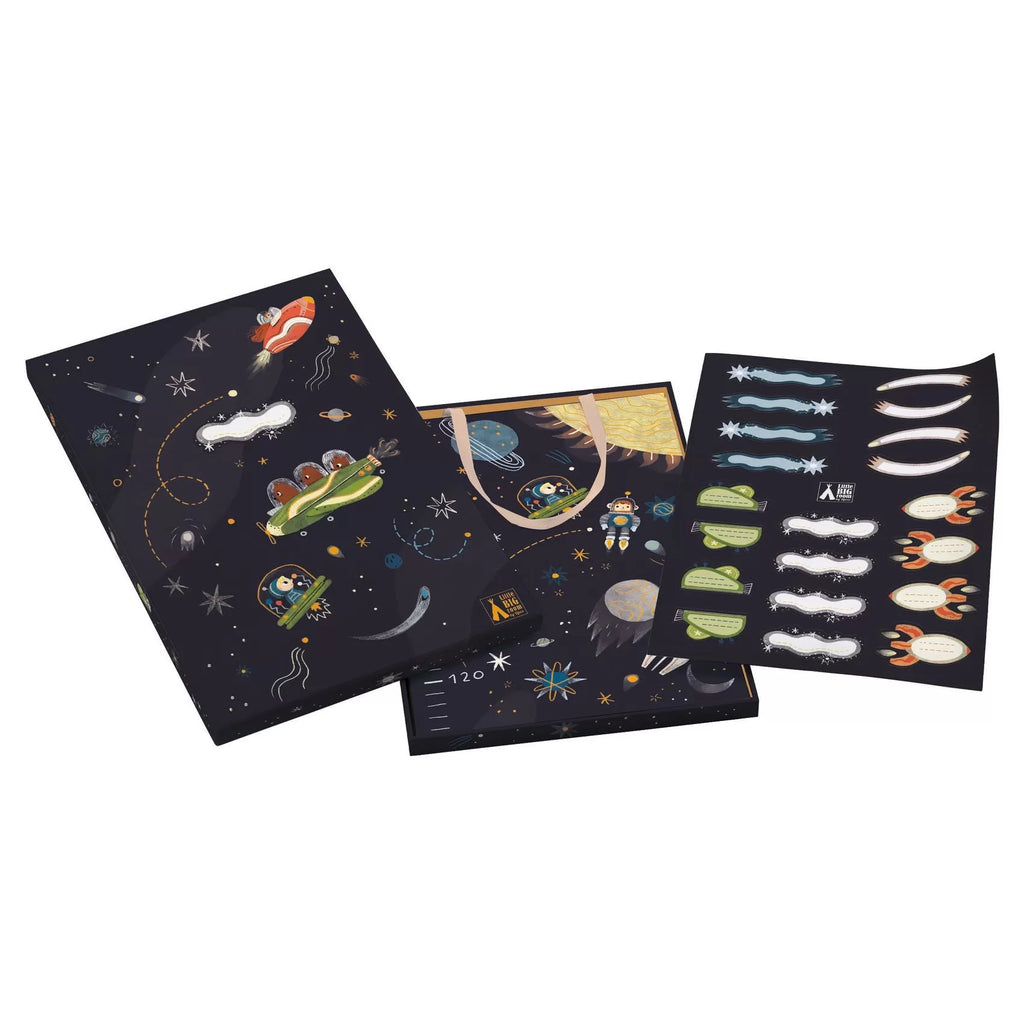 Vista geral da tabela de altura Djeco Espaço com os autocolantes, destacando o tema espacial e a fita para pendurar.