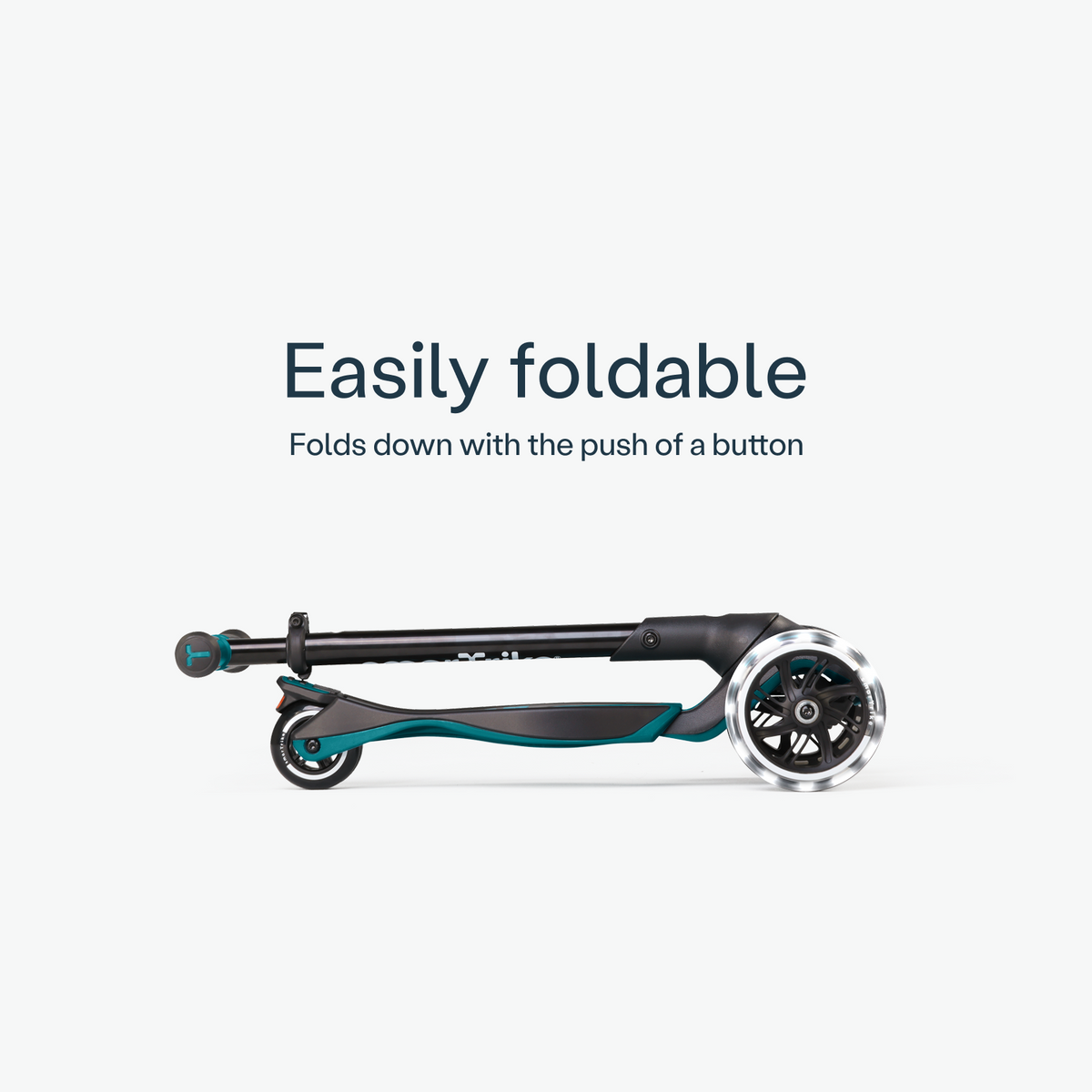 Smartrike XTEND Ride-On dobrada de forma compacta para levar no carro