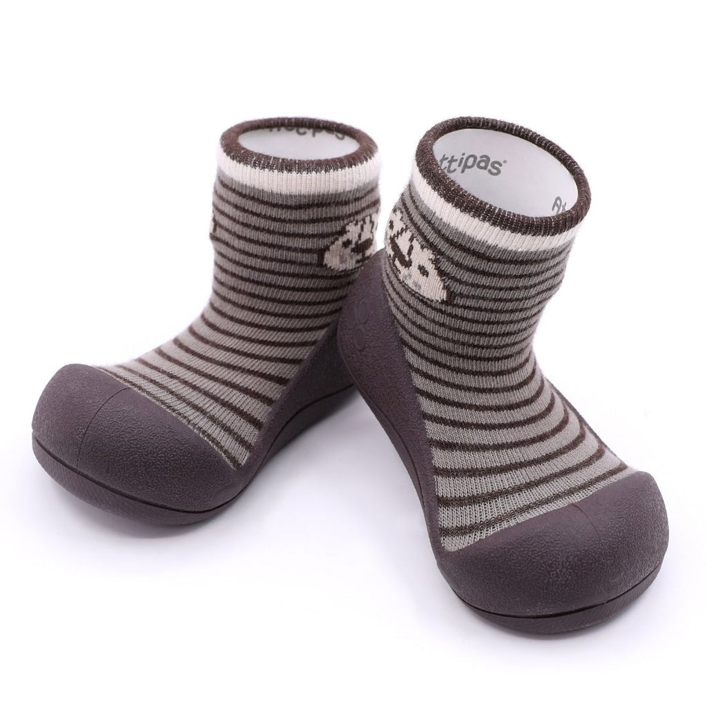 Par de Attipas Forest Khaki, calçado respeitador de bebé com riscas castanhas e biqueira larga de silicone.