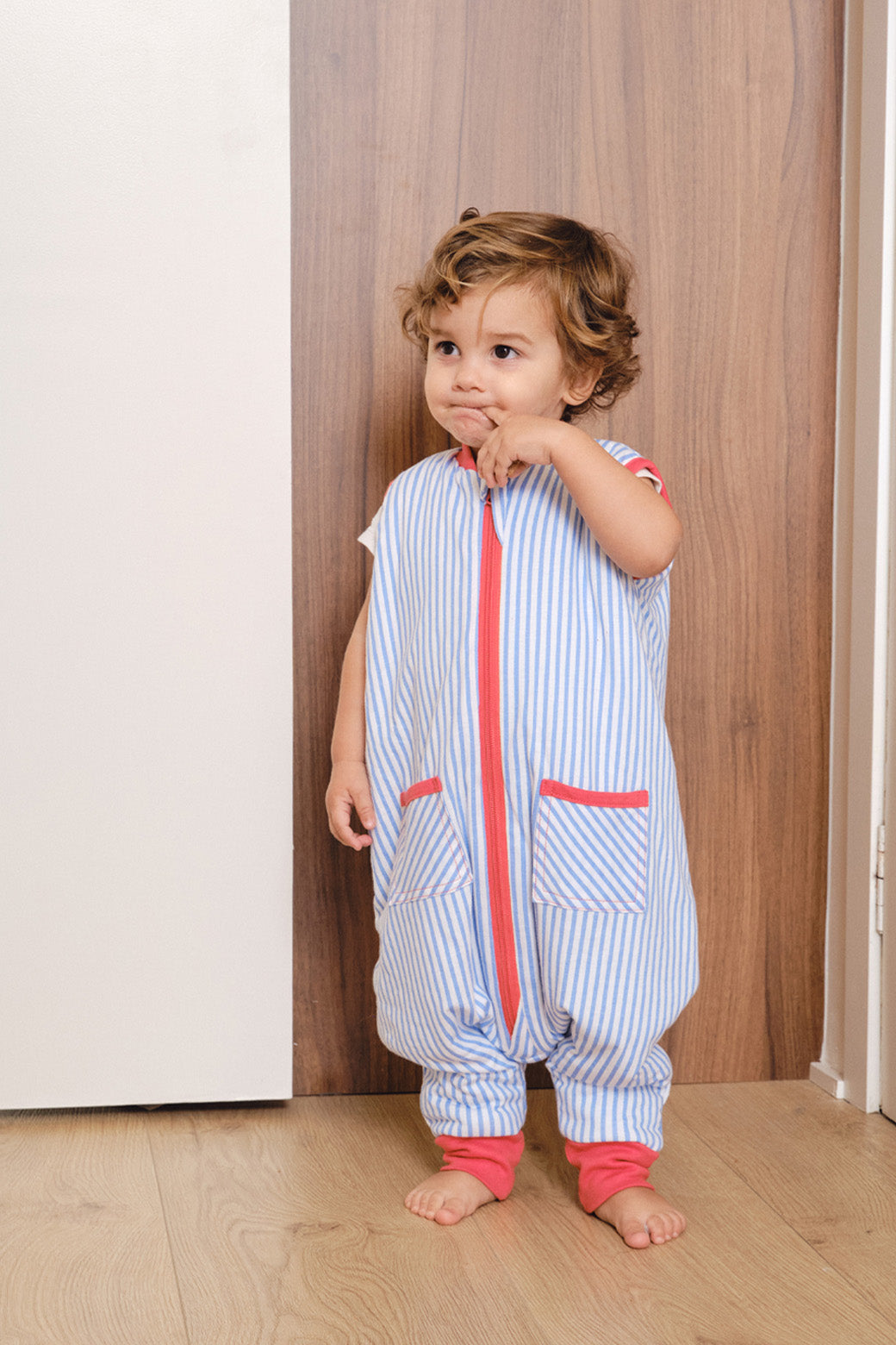 Saco de dormir MolisandCo TOG 1.0 com pés Sailor Blue, fotografia de produto da marca sobre fundo branco