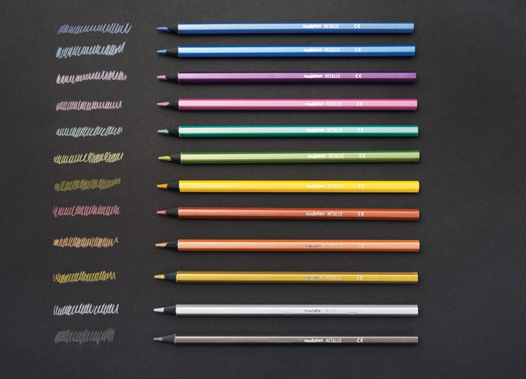 Amostras das 12 cores metálicas Carioca, desenhadas em traços e rabiscos sobre uma superfície preta, demonstrando o seu brilho e intensidade.