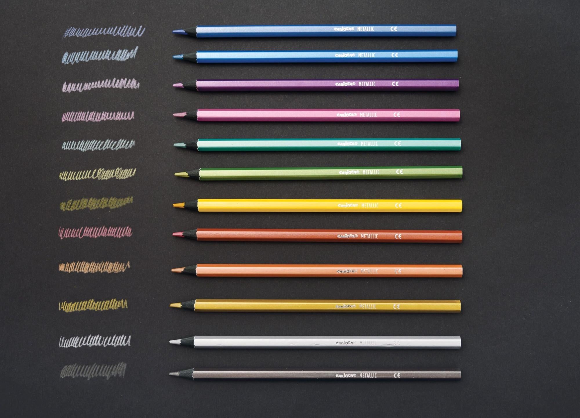 Amostras das 12 cores metálicas Carioca, desenhadas em traços e rabiscos sobre uma superfície preta, demonstrando o seu brilho e intensidade.