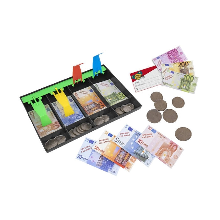 Detalhe dos componentes do dinheiro de brincar Casa di Casa Goki, incluindo notas e moedas de euro, tabuleiro organizador e fichas de cheque, espalhados.