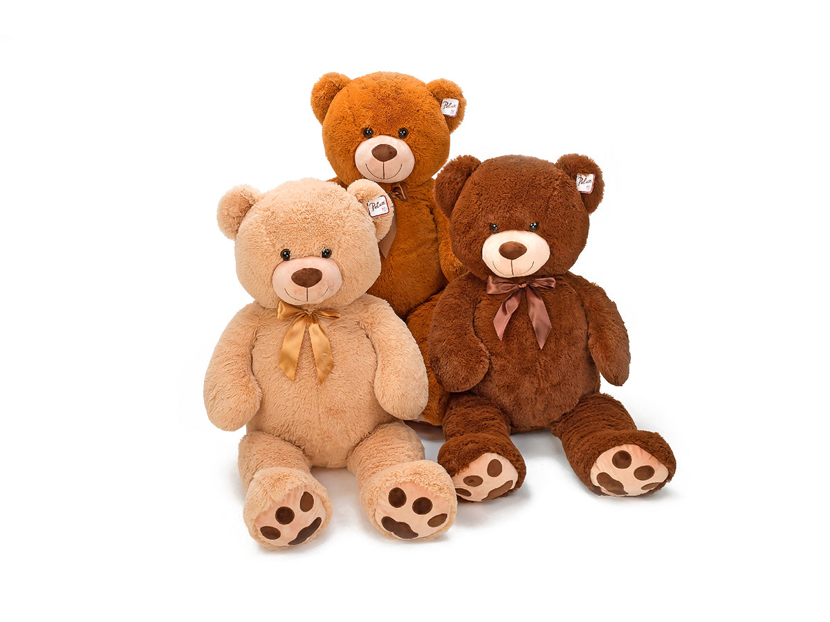 Três ursos de peluche Globo de 100cm, nas cores bege claro, castanho caramelo e castanho escuro, sentados lado a lado com laços no pescoço.