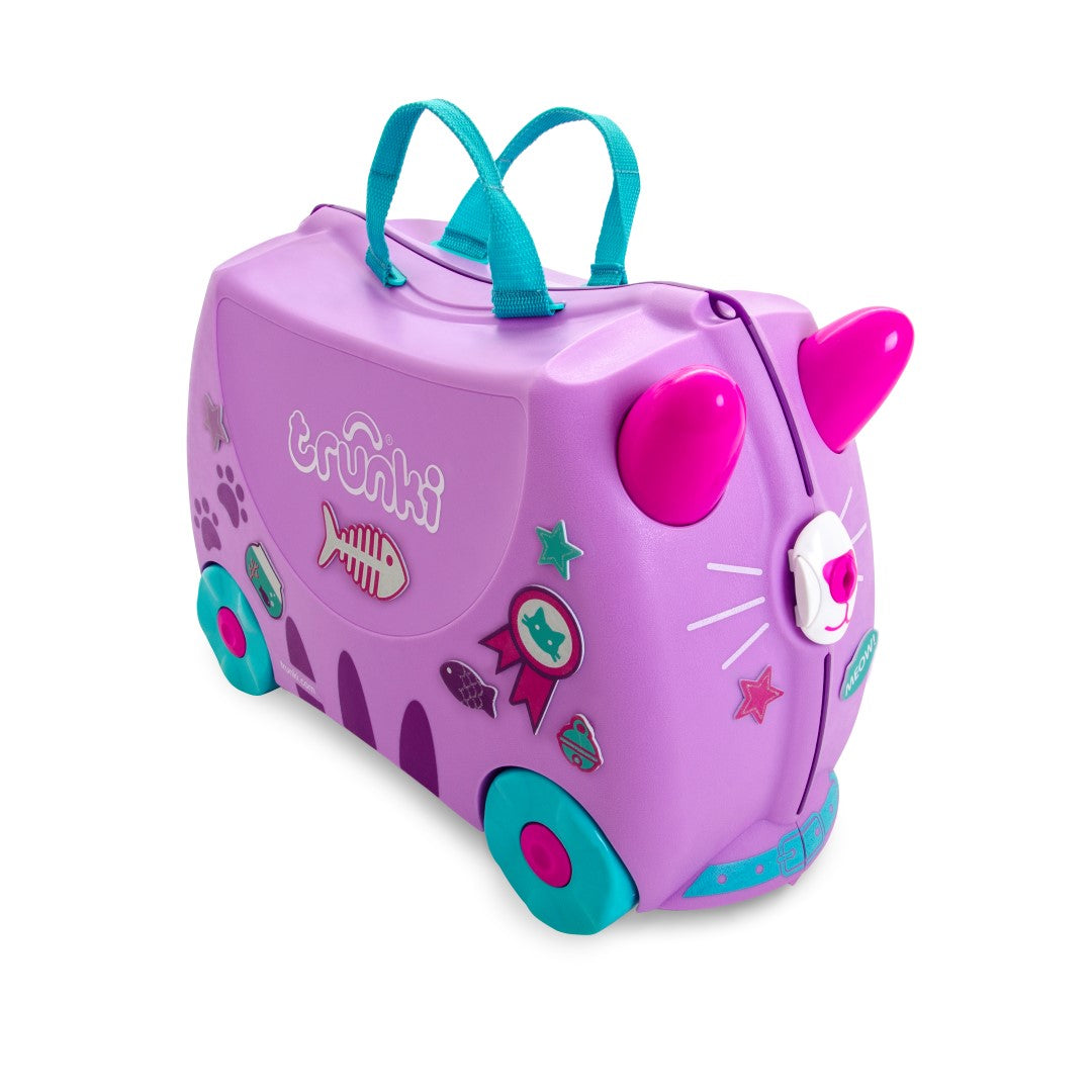 Trunki Mala de avião infantil CASSIE la gatita, roxa, vista em ângulo com detalhes de gatinha e rodas azuis.