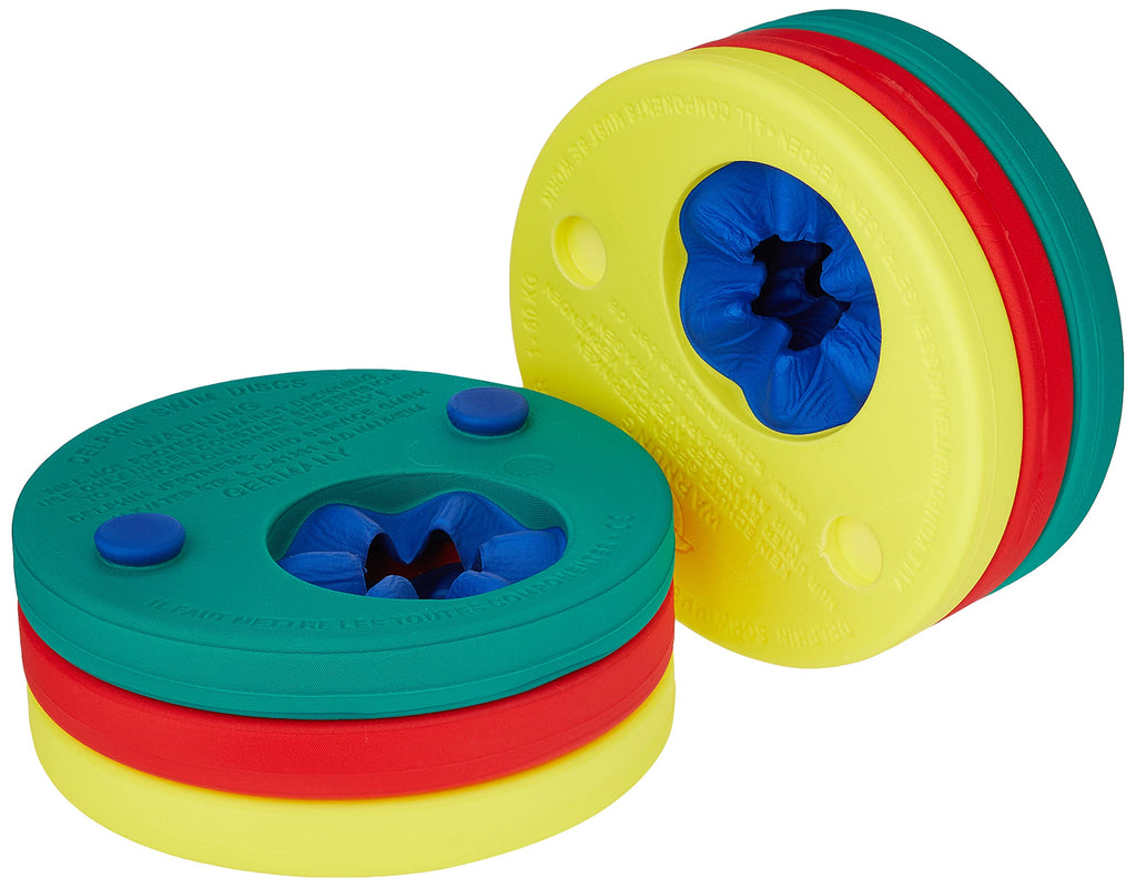 Um par de Delphin Discs - discos delfins, braçadeiras flutuador evolutivas, empilhadas, mostrando as camadas coloridas (amarelo, vermelho, verde) e o orifício central para o braço.
