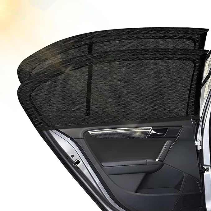 Cortina para sol ajustável instalada na janela traseira de um automóvel