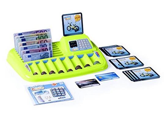 Três crianças envolvidas na brincadeira com o Miniland Euro Shopping, utilizando o tabuleiro organizador de dinheiro, notas e moedas de euro.