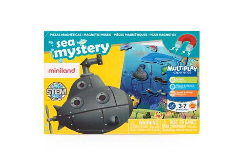 Embalagem do jogo Miniland Magnético - Sea Mystery, com um submarino e peças magnéticas de criaturas marinhas, destacando o tema oceânico e as valências STEM.