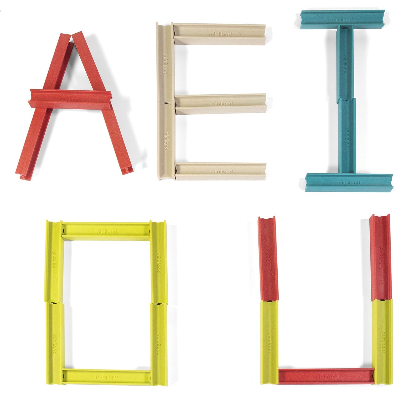 As vogais A, E, I, O, U criadas com as peças do Miniland Eco Beams, mostrando o potencial do brinquedo para a aprendizagem de letras.