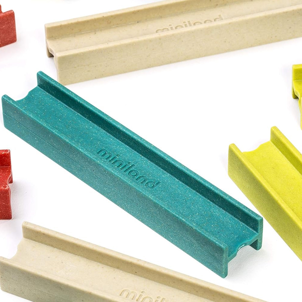 Macro de uma viga de construção verde do set Miniland Eco Beams, mostrando a textura do material sustentável com fibras de abeto.