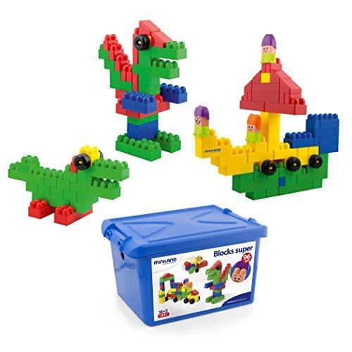 Conjunto de Miniland Super Blocks com 96 peças, mostrando a caixa de arrumação azul e três construções coloridas: um dinossauro verde, um dinossauro verde mais pequeno e uma casa com veículo, todos feitos com os blocos.