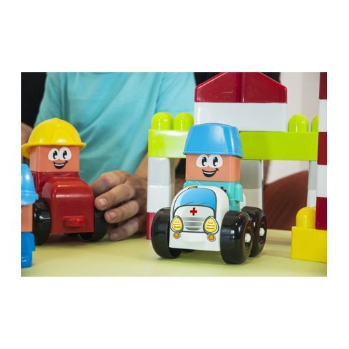 Duas figuras de blocos Miniland Super Blocks, uma de construtor e outra de médico, em carros, a brincar.