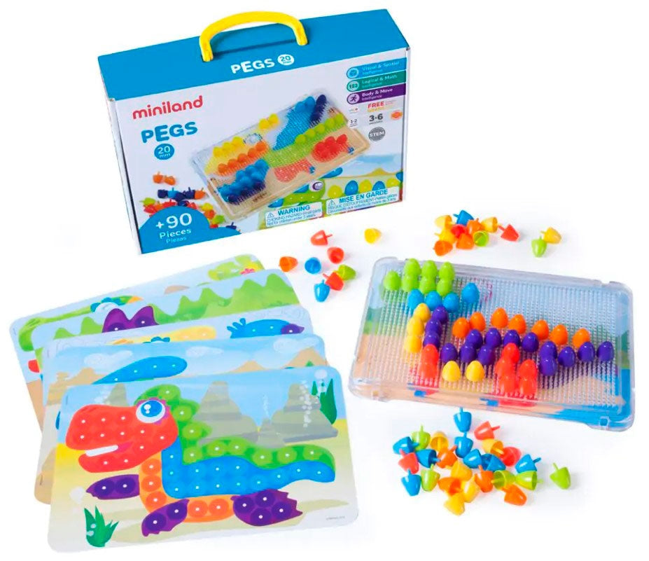 Vista detalhada do conjunto Miniland Pegs 90 peças 20mm, incluindo a caixa, a placa transparente com pinos coloridos encaixados, pinos soltos espalhados e as fichas modelo com desenhos de dinossauros.