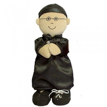 Boneco Miniland Asiático de motricidade, menino, com óculos e vestimenta preta, mostrando atacadores para praticar atar.