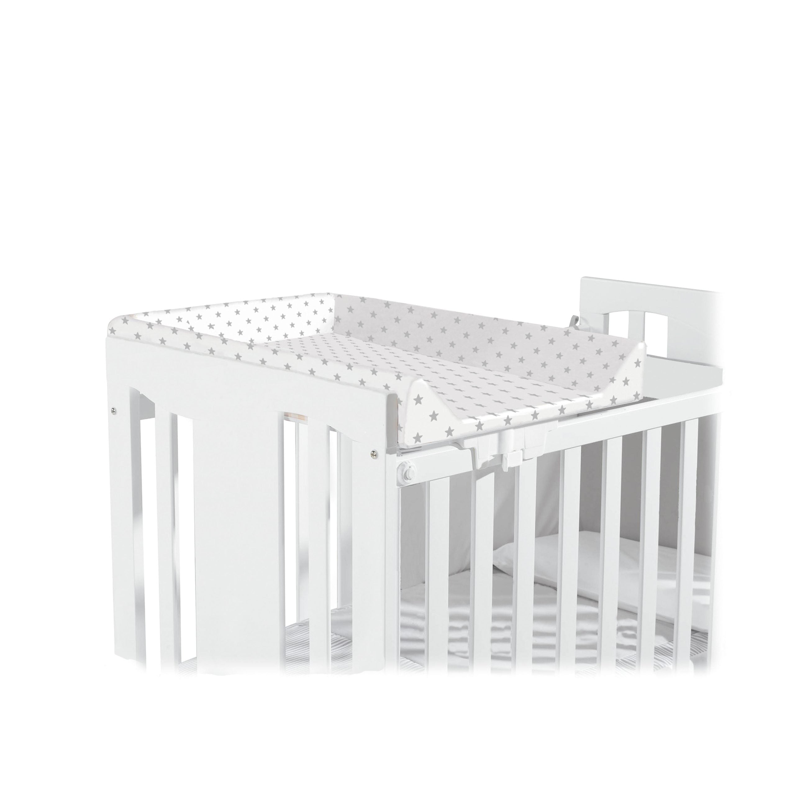 Micuna Trocador de berço de 120x60 com padrão de estrelas cinza, montado num berço branco, mostrando o seu design compacto.