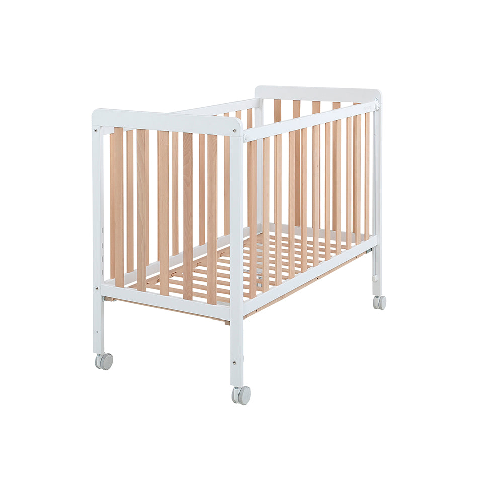 Micuna Nordika Berço 120x60 em branco e madeira com rodas, isolado em fundo branco.